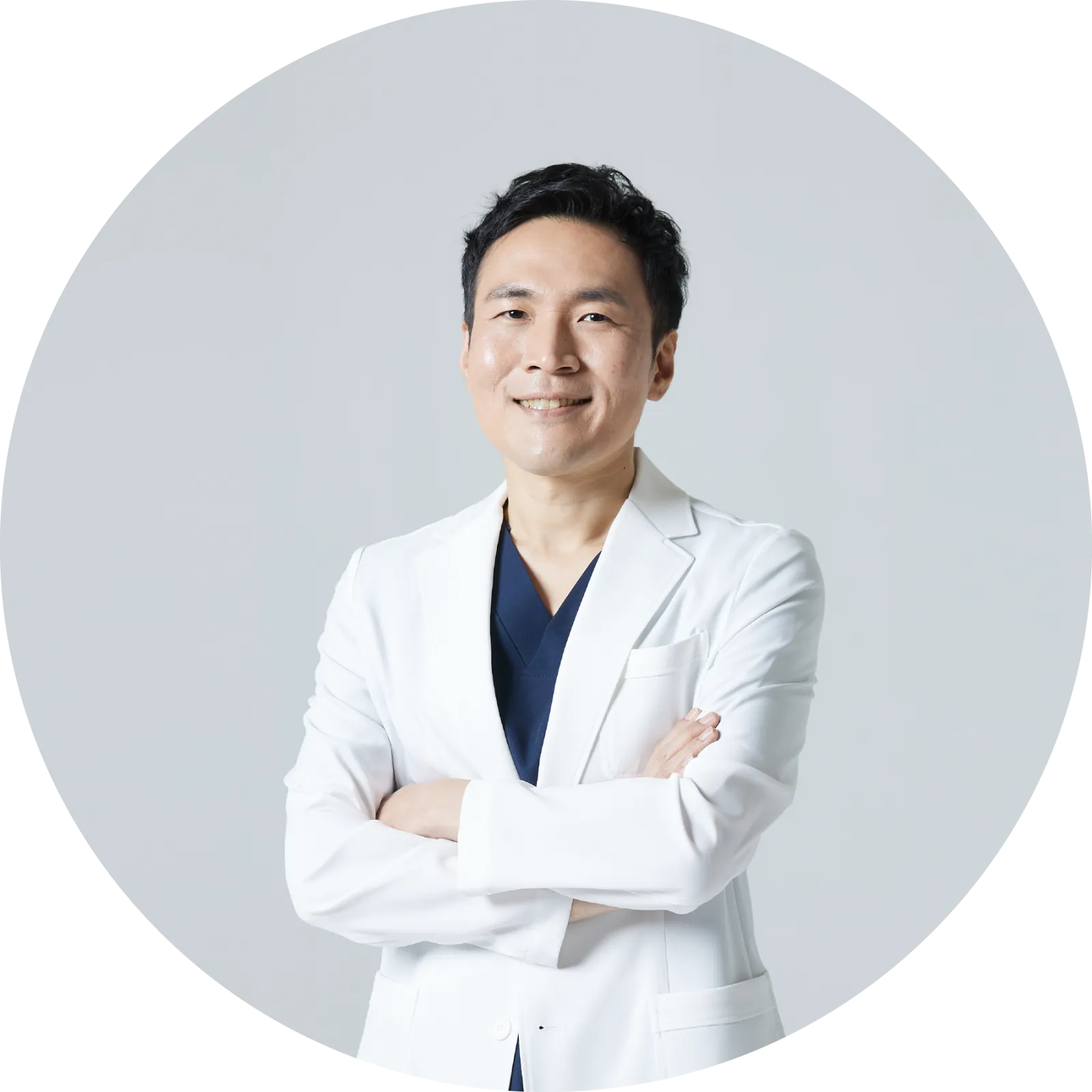 林泰亨代表院長雙手交叉的正式肖像