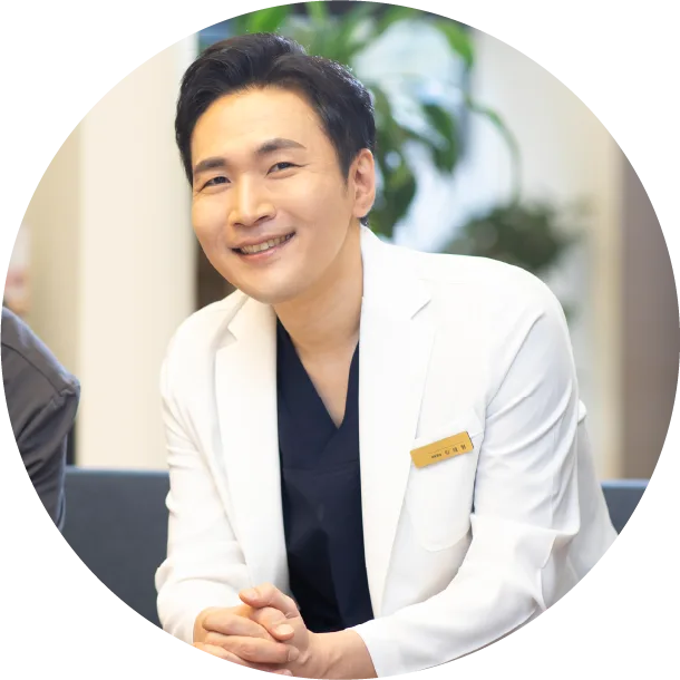 Expert SMILE Doctor 主刀醫師制度 — 不停留於熟悉的執刀理念 — 林泰亨院長表示,對於操作尖端醫療技術的執刀醫師而言,安於熟悉就等於停滯。自首次執行視力矯正手術以來的二十多年間,他累積逾兩萬例視力矯正手術經驗,並持續發表包含SMILE相關論文在內的多項學術活動。憑藉長年的臨床與學術積累,致力於依每位患者的眼睛狀況提供合適的診療。