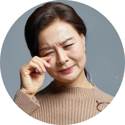 高頻電波結膜鬆弛治療 — 鬆弛的結膜皺褶會妨礙淚液停留 — 高頻電波結膜鬆弛治療是針對隨著年齡增長、結膜變得鬆弛而產生皺褶的「結膜鬆弛症」(結膜皺褶),運用高頻電波能量加以改善的乾眼症治療。當結膜鬆弛、皺褶增多時,淚液原本可以積聚停留的空間便會消失,導致淚液無法正常停留,進而加重乾澀感、異物感與溢淚等不適。治療後,鬆弛的結膜皺褶減少,重新確保淚液可積聚的空間,使淚膜趨於穩定。